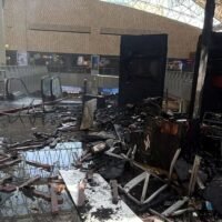 Die Golfkrise verschärfte sich am Mittwoch, nachdem Angriffe mit Verbindungen zum Iran den internationalen Flughafen von Kuwait beschädigten und Dutzende verletzten, während die Vereinigten Staaten inmitten ins Stocken geratener Bemühungen zur Beendigung des Krieges neue Angriffe in der Nähe der Straße von Hormus starteten.