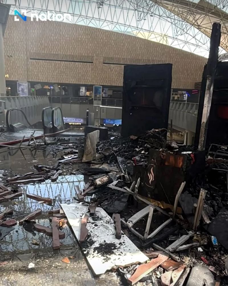 Die Golfkrise verschärfte sich am Mittwoch, nachdem Angriffe mit Verbindungen zum Iran den internationalen Flughafen von Kuwait beschädigten und Dutzende verletzten, während die Vereinigten Staaten inmitten ins Stocken geratener Bemühungen zur Beendigung des Krieges neue Angriffe in der Nähe der Straße von Hormus starteten.