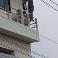 Ein 40-jähriger Kanadier starb am 12. Juni 2026, nachdem er in Bang Phli, Samut Prakan, aus dem zweiten Stock eines Fabrikgebäudes kopfüber gesprungen war, trotz der Versuche der Polizei, ihn zu beruhigen. Der Vorfall löste bei den Fabrikarbeitern und Anwohnern, die Zeugen des Geschehens wurden, Entsetzen und Bestürzung aus.