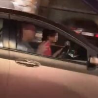 Ein am 9. Juni 2026 viral gegangenes Video zeigt ein Kind, schätzungsweise unter 10 Jahren, das auf einer stark befahrenen Straße in Phuket einen Pkw steuert. Das Fahrzeug fuhr auf der Chaofa Road in Richtung der Kreuzung im Zentrum von Phuket in Schlangenlinien und schlängelte sich durch den Verkehr. Andere Verkehrsteilnehmer verlangsamten Berichten zufolge ihre Fahrt und vergrößerten den Abstand, nachdem sie die unberechenbare Fahrweise bemerkt hatten