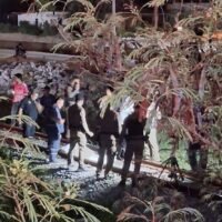 Polizei und Rettungskräfte wurden gegen 21 Uhr zum Unfallort gerufen, nachdem gemeldet worden war, dass ein Containerzug etwa 300 Meter vom Markt in Na Jomtien entfernt, parallel zu einem Straßenabschnitt mit laufenden Bauarbeiten, eine Person erfasst hatte