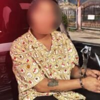 Ein 36-jähriger Thailänder wurde in Pattaya festgenommen, nachdem er sich gewaltsam Zutritt zu einem Restaurant verschafft, Sachschaden angerichtet und einen ausländischen Touristen angegriffen hatte, der in einen Streit mit seiner Freundin eingegriffen hatte. Die Polizei stellte später fest, dass gegen den Verdächtigen, Sittichai, bereits ein Haftbefehl wegen Körperverletzung vorlag