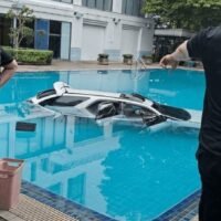 Ein 29-jähriger Mann fuhr heute mit seinem Auto in einen Swimmingpool auf dem Campus einer Universität im Bezirk Pathum Wan in Bangkok, vermutlich aus Stress nach einem heftigen Streit mit seiner Mutter, die sich weigerte, sich an der Bezahlung seiner Wohnungsmiete zu beteiligen.