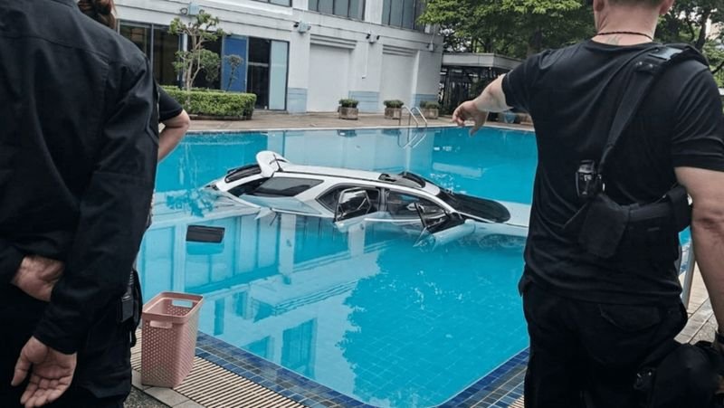 Ein 29-jähriger Mann fuhr heute mit seinem Auto in einen Swimmingpool auf dem Campus einer Universität im Bezirk Pathum Wan in Bangkok, vermutlich aus Stress nach einem heftigen Streit mit seiner Mutter, die sich weigerte, sich an der Bezahlung seiner Wohnungsmiete zu beteiligen.