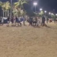 Die Polizei in Pattaya rückte am 5. Juni 2026 um 1:05 Uhr zu einer gewalttätigen Auseinandersetzung am Strand von Pattaya in der Nähe der Polizeistation Chon Buri aus, an der etwa 20 pakistanische Touristen beteiligt waren. Die Konfrontation eskalierte zu einer Massenschlägerei, bei der zwei Personen verletzt wurden und die unter thailändischen und ausländischen Touristen in der Nähe Besorgnis auslöste.
