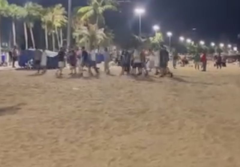 Die Polizei in Pattaya rückte am 5. Juni 2026 um 1:05 Uhr zu einer gewalttätigen Auseinandersetzung am Strand von Pattaya in der Nähe der Polizeistation Chon Buri aus, an der etwa 20 pakistanische Touristen beteiligt waren. Die Konfrontation eskalierte zu einer Massenschlägerei, bei der zwei Personen verletzt wurden und die unter thailändischen und ausländischen Touristen in der Nähe Besorgnis auslöste.