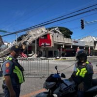 – Ein Erdbeben der Stärke 7,8 erschütterte am Montagmorgen den Süden der Philippinen, forderte mindestens einen Todesfall, ließ Gebäude einstürzen und löste in der gesamten Region Tsunamiwarnungen aus. Die Behörden der Philippinen und Indonesiens forderten die Bewohner der betroffenen Küstenregionen auf, sich unverzüglich in höher gelegene Gebiete zu begeben,