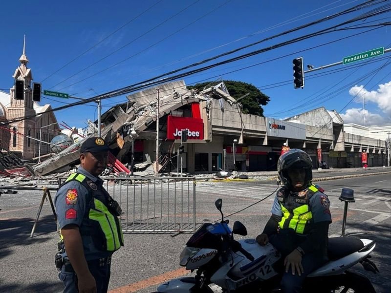 – Ein Erdbeben der Stärke 7,8 erschütterte am Montagmorgen den Süden der Philippinen, forderte mindestens einen Todesfall, ließ Gebäude einstürzen und löste in der gesamten Region Tsunamiwarnungen aus.Die Behörden der Philippinen und Indonesiens forderten die Bewohner der betroffenen Küstenregionen auf, sich unverzüglich in höher gelegene Gebiete zu begeben,