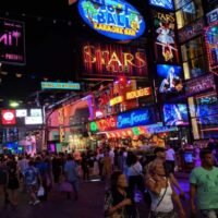 Die Betreiber des Nachtlebens in Pattaya haben den künftigen Bürgermeister aufgefordert, eng mit der Wirtschaft zusammenzuarbeiten und Maßnahmen zu unterstützen, die Pattayas Position als erstklassiges Touristenziel stärken. Dieser Appell erfolgt im Vorfeld der Bürgermeister- und Stadtratswahlen in Pattaya am 28. Juni 2026. Die Geschäftsleute wünschen sich eine engere Zusammenarbeit, um Tourismus und Wirtschaftswachstum zu fördern.