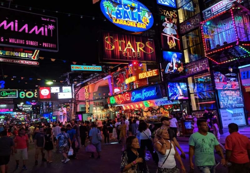 Die Betreiber des Nachtlebens in Pattaya haben den künftigen Bürgermeister aufgefordert, eng mit der Wirtschaft zusammenzuarbeiten und Maßnahmen zu unterstützen, die Pattayas Position als erstklassiges Touristenziel stärken. Dieser Appell erfolgt im Vorfeld der Bürgermeister- und Stadtratswahlen in Pattaya am 28. Juni 2026. Die Geschäftsleute wünschen sich eine engere Zusammenarbeit, um Tourismus und Wirtschaftswachstum zu fördern.