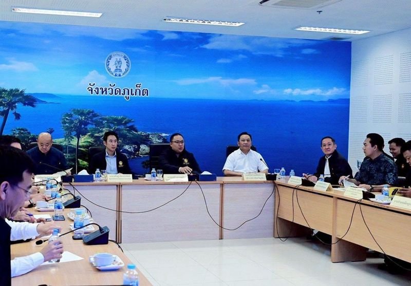 Die stellvertretenden Innenminister Phonphir Suwannachee und Worasit Liangprasit haben ein umfassendes Vorgehen gegen illegalen ausländischen Landbesitz und Strohmann-Vereinbarungen in Phuket angeordnet, wobei der Schwerpunkt auf der Rückführung von Land in thailändischen Besitz und der Eingliederung nicht registrierter Unternehmen in das Rechtssystem liegt.