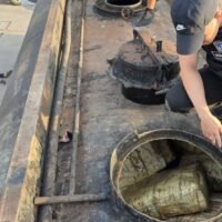 Die Polizei hat in der Provinz Phitsanulok 1,737 Tonnen Crystal Meth und 50 Kilogramm Ketamin in einem Tankwagen sichergestellt. Der Wert der Drogen wird auf über 200 Millionen Baht geschätzt. Drei Verdächtige wurden festgenommen, nachdem Beamte das Fahrzeug und ein Begleitfahrzeug am 29. Mai gegen 18 Uhr im Unterbezirk Don Thong, Bezirk Mueang Phitsanulok, angehalten hatten.