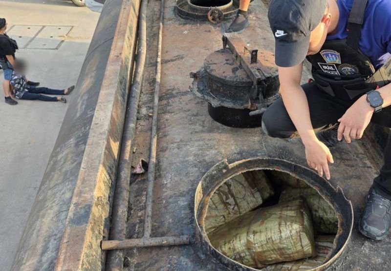 Die Polizei hat in der Provinz Phitsanulok 1,737 Tonnen Crystal Meth und 50 Kilogramm Ketamin in einem Tankwagen sichergestellt. Der Wert der Drogen wird auf über 200 Millionen Baht geschätzt. Drei Verdächtige wurden festgenommen, nachdem Beamte das Fahrzeug und ein Begleitfahrzeug am 29. Mai gegen 18 Uhr im Unterbezirk Don Thong, Bezirk Mueang Phitsanulok, angehalten hatten.