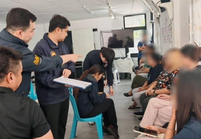 Die Einwanderungspolizei und Beamte des Arbeitsministeriums führten am 30. Mai eine Razzia in einer internationalen Schule im Bangkoker Stadtteil Pridi Banomyong durch und deckten einen illegalen Betrieb auf, der mutmaßlich seit über fünf Jahren bestand. Die Behörden stellten fest, dass die Schule ohne gültige Bildungslizenz betrieb und sechs ausländische Lehrkräfte ohne gültige Arbeitserlaubnis beschäftigte.