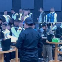 Polizei und Beamte der Abteilung für Sonderermittlungen (DSI) haben einen Nachtclub mit indischem Flair in der Walking Street von Pattaya durchsucht und die Beteiligten beschuldigt, einen Unterhaltungsbetrieb ohne Lizenz geführt zu haben. Die Razzia fand am 1. Juni 2026 um 3:00 Uhr im Badshah Club in Süd-Pattaya, Provinz Chonburi, statt.