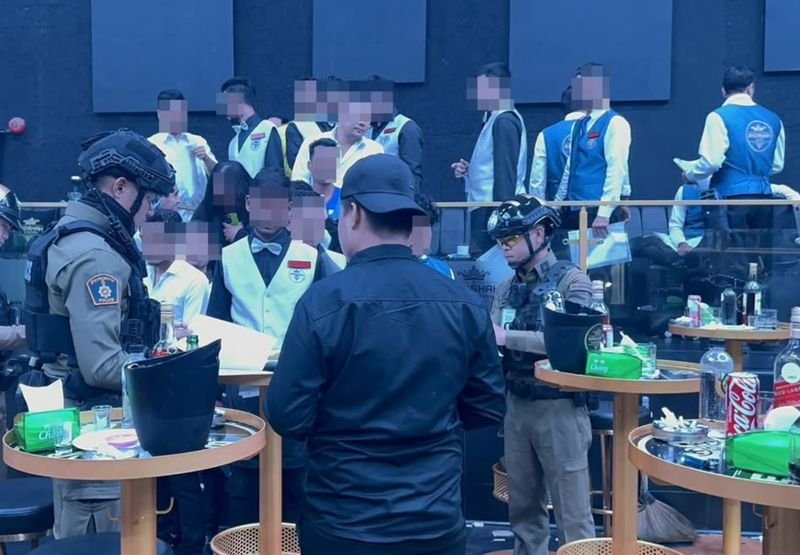 Polizei und Beamte der Abteilung für Sonderermittlungen (DSI) haben einen Nachtclub mit indischem Flair in der Walking Street von Pattaya durchsucht und die Beteiligten beschuldigt, einen Unterhaltungsbetrieb ohne Lizenz geführt zu haben. Die Razzia fand am 1. Juni 2026 um 3:00 Uhr im Badshah Club in Süd-Pattaya, Provinz Chonburi, statt.