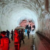 Die SRT teilte am Sonntag in einer Facebook-Mitteilung mit, dass die Arbeiten am Doi Luang Tunnel für zwei Tage eingestellt wurden, damit der Bauunternehmer und die Eisenbahnbehörden herausfinden können, warum das Gerüst am Samstag einstürzte und zwei Arbeiter tötete sowie zwei weitere verletzte. Dem Auftragnehmer wurde außerdem auferlegt, die Sicherheit der Arbeiter zu verbessern, hieß es.