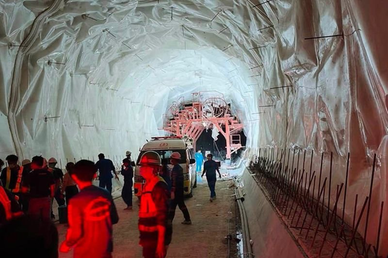 Die SRT teilte am Sonntag in einer Facebook-Mitteilung mit, dass die Arbeiten am Doi Luang Tunnel für zwei Tage eingestellt wurden, damit der Bauunternehmer und die Eisenbahnbehörden herausfinden können, warum das Gerüst am Samstag einstürzte und zwei Arbeiter tötete sowie zwei weitere verletzte.Dem Auftragnehmer wurde außerdem auferlegt, die Sicherheit der Arbeiter zu verbessern, hieß es.