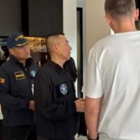 Das russische Außenministerium hat seine Bürger davor gewarnt, nach Thailand zu reisen, wenn sie befürchten, von den US-Behörden strafrechtlich verfolgt zu werden. Als Grund nannte es das Risiko einer Verhaftung und Auslieferung aufgrund von Abkommen zwischen Bangkok und Washington.