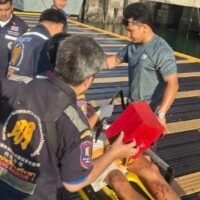 Ein Touristen-Schnellboot kollidierte am Dienstag, dem 2. Juni 2026, um 6:55 Uhr im Kanal zwischen Koh Loi und Koh Sichang in der Provinz Chonburi mit einem größeren Schiff. Zwei Männer wurden dabei verletzt. Der Unfall löste Besorgnis unter Touristen und anderen Bootspassagieren in der Region aus. Rettungskräfte wurden alarmiert.