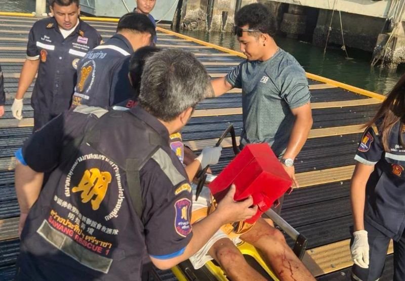 Ein Touristen-Schnellboot kollidierte am Dienstag, dem 2. Juni 2026, um 6:55 Uhr im Kanal zwischen Koh Loi und Koh Sichang in der Provinz Chonburi mit einem größeren Schiff. Zwei Männer wurden dabei verletzt. Der Unfall löste Besorgnis unter Touristen und anderen Bootspassagieren in der Region aus. Rettungskräfte wurden alarmiert.