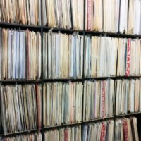 Ein bettlägeriger Schweizer bittet die Öffentlichkeit um Hilfe, nachdem seine Vinyl- und CD-Sammlung im Wert von über 12,5 Millionen Baht aus seinem Haus in Hua Hin, Prachuap Khiri Khan, verschwunden ist. Eine ehemalige thailändische Pflegekraft steht unter Verdacht. Peter Kalt berichtete, dass über 1.000 Schallplatten und 400 CDs aus einem Abstellraum seines Anwesens im Unterbezirk Hin Lek Fai gestohlen wurden. Er vermutet, dass jemand aus dem Bekanntenkreis der Familie dahintersteckt.