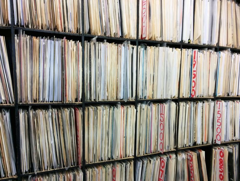 Ein bettlägeriger Schweizer bittet die Öffentlichkeit um Hilfe, nachdem seine Vinyl- und CD-Sammlung im Wert von über 12,5 Millionen Baht aus seinem Haus in Hua Hin, Prachuap Khiri Khan, verschwunden ist. Eine ehemalige thailändische Pflegekraft steht unter Verdacht. Peter Kalt berichtete, dass über 1.000 Schallplatten und 400 CDs aus einem Abstellraum seines Anwesens im Unterbezirk Hin Lek Fai gestohlen wurden. Er vermutet, dass jemand aus dem Bekanntenkreis der Familie dahintersteckt.
