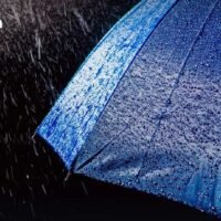 Der thailändische Wetterdienst hat für Dienstag vor anhaltenden Regenfällen in ganz Thailand gewarnt. In mehreren Gebieten werden heftige Regenfälle erwartet, an der Westküste im Süden sind vereinzelt sehr starke Regenfälle möglich.