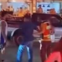 Ein 51-jähriger Motorradtaxifahrer wurde verletzt, nachdem er am Abend des 13. Juni 2026 in Pattaya angeblich von zwei ausländischen Männern angegriffen worden war. Der Vorfall ereignete sich gegen 22 Uhr im Vergnügungsviertel Tree Town in der Soi Buakhao im Zentrum von Pattaya, Provinz Chonburi.