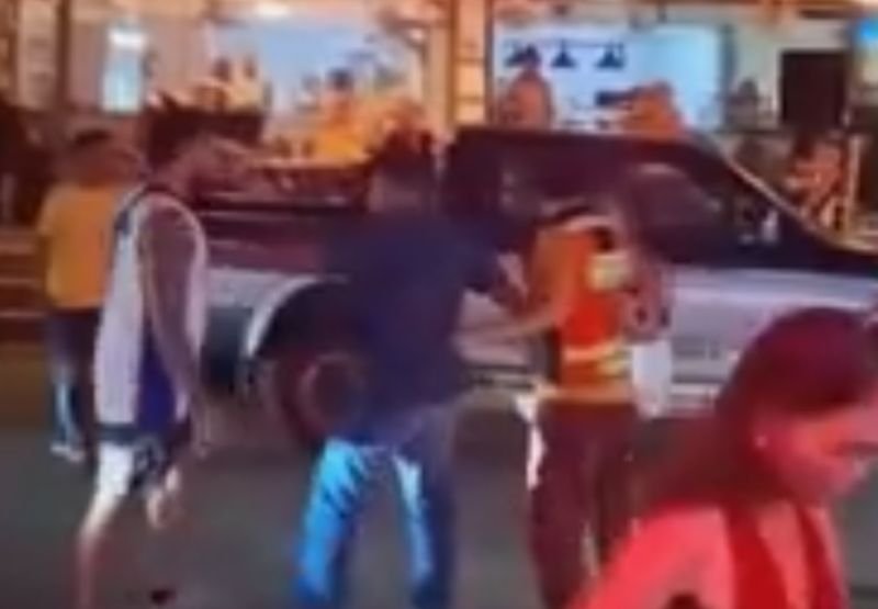 Ein 51-jähriger Motorradtaxifahrer wurde verletzt, nachdem er am Abend des 13. Juni 2026 in Pattaya angeblich von zwei ausländischen Männern angegriffen worden war. Der Vorfall ereignete sich gegen 22 Uhr im Vergnügungsviertel Tree Town in der Soi Buakhao im Zentrum von Pattaya, Provinz Chonburi.