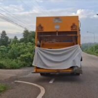 Ein 16-jähriger Junge hat gestanden, seine 17-jährige Freundin, bekannt als „Nong Fon“, getötet und ihre Leiche in einem öffentlichen Müllcontainer im Bezirk Klaeng in Rayong entsorgt zu haben, teilte die Polizei am 18. Juni mit. Das Geständnis erfolgte nach intensiven Ermittlungen zum Tod der Jugendlichen, deren Leiche in einem Müllwagen entdeckt wurde, nachdem ein schwarzer Müllsack während des Verdichtens des Mülls geplatzt war.