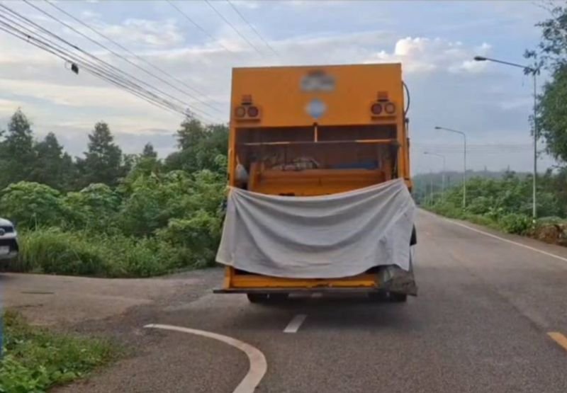 Ein 16-jähriger Junge hat gestanden, seine 17-jährige Freundin, bekannt als „Nong Fon“, getötet und ihre Leiche in einem öffentlichen Müllcontainer im Bezirk Klaeng in Rayong entsorgt zu haben, teilte die Polizei am 18. Juni mit. Das Geständnis erfolgte nach intensiven Ermittlungen zum Tod der Jugendlichen, deren Leiche in einem Müllwagen entdeckt wurde, nachdem ein schwarzer Müllsack während des Verdichtens des Mülls geplatzt war.