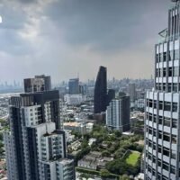 Es wird erwartet, dass der Bestand an unverkauften Wohnungen in Thailand bis 2026 einen beispiellosen Wert von 213.000 Einheiten erreichen wird. Dies ist auf ein massives Überangebot zurückzuführen, das zwischen 2016 und 2023 entstanden ist.