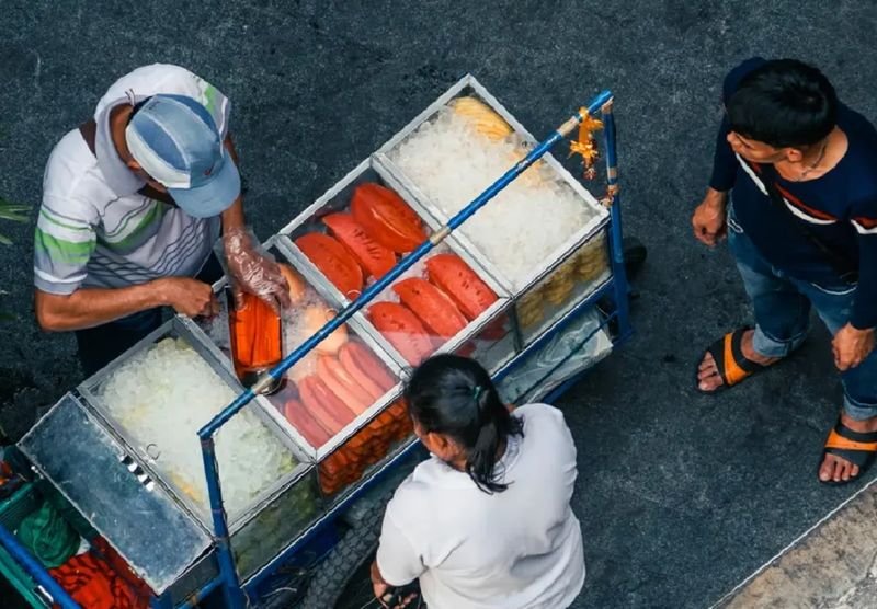 Das thailändische Arbeitsministerium hat Arbeitgeber und ausländische Arbeitnehmer daran erinnert, dass eine gültige Arbeitserlaubnis nicht automatisch zur Ausübung aller Berufe berechtigt. Nach thailändischem Recht sind zahlreiche Berufe weiterhin thailändischen Staatsbürgern vorbehalten; Verstöße können mit Geldstrafen, Abschiebung und Berufsverboten geahndet werden.