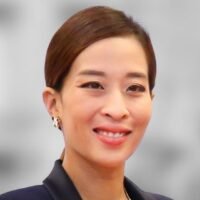 Thailand hat nach dem Tod Ihrer Königlichen Hoheit Prinzessin Bajrakitiyabha eine 15-tägige Staatstrauer angeordnet. Regierungsgebäude, staatliche Einrichtungen und Bildungseinrichtungen im ganzen Land wurden angewiesen, die Flaggen auf Halbmast zu setzen. Die Maßnahmen wurden am 12. Juni 2026 in einer Sondersitzung des Kabinetts beschlossen, nachdem das Königliche Hofamt den Tod der Prinzessin bestätigt hatte.
