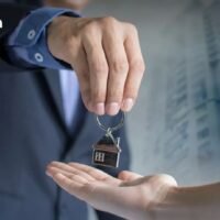 Eine gravierende Gesetzeslücke in Abschnitt 94 des Landgesetzes erlaubt es Ausländern, die illegal Land erwerben, das Grundstück zu verkaufen und den Gewinn zu behalten, was keine ausreichende Abschreckungswirkung hat. Ausländische Investoren nutzen thailändische Treuhandgesellschaften, um die 49%ige Ausländerquote für Eigentumswohnungen und allgemeine Beschränkungen des Landbesitzes zu umgehen.