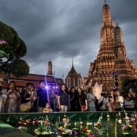 Thailands Entscheidung, die visumfreie Aufenthaltsdauer für Besucher aus über 90 Ländern von 60 auf bis zu 30 Tage zu verkürzen, markiert einen bedeutenden Kurswechsel in der Tourismuspolitik der thailändischen Regierung. Obwohl das Land weiterhin stark von ausländischen Besuchern abhängig ist, spiegelt dieser Schritt die wachsende Besorgnis wider, dass die bisherige Regelung von Personen ausgenutzt wurde, die illegalen Aktivitäten nachgingen