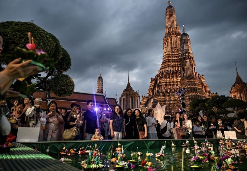 Thailands Entscheidung, die visumfreie Aufenthaltsdauer für Besucher aus über 90 Ländern von 60 auf bis zu 30 Tage zu verkürzen, markiert einen bedeutenden Kurswechsel in der Tourismuspolitik der thailändischen Regierung. Obwohl das Land weiterhin stark von ausländischen Besuchern abhängig ist, spiegelt dieser Schritt die wachsende Besorgnis wider, dass die bisherige Regelung von Personen ausgenutzt wurde, die illegalen Aktivitäten nachgingen