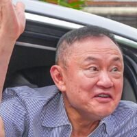 Der ehemalige Premierminister Thaksin Shinawatra wird voraussichtlich am Freitag nach Dubai reisen, nachdem er nach seiner königlichen Begnadigung vollständig aus der Haft entlassen wurde. Sein Rückreisetermin wurde nicht bekannt gegeben, und es ist weiterhin unklar, wie lange er in den Vereinigten Arabischen Emiraten bleiben wird.