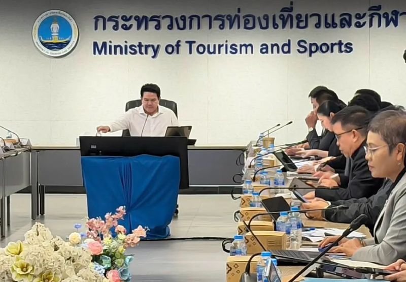 Der Minister für Tourismus und Sport, Surasak Phancharoenworakun, hat nach einer Reihe von Sicherheitsvorfällen mit ausländischen Besuchern ein umfassendes Vorgehen gegen kriminelle Netzwerke und illegale Aktivitäten auf Thailands wichtigsten Touristeninseln angeordnet.