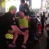 Ein ausländischer Tourist wurde der Polizei übergeben, nachdem er sich angeblich geweigert hatte, in den frühen Morgenstunden des 12. Juni 2026 in einem Lokal auf der Fußgängerzone von Pattaya Speisen- und Getränkerechnungen in Höhe von insgesamt 3.740 Baht zu bezahlen.