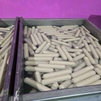 Eine Fleischverarbeitungsfabrik, die monatlich rund 30 Tonnen Markenprodukte landesweit verkauft, wurde am Dienstag wegen Nichteinhaltung der Hygienevorschriften geschlossen. Die Fabrik verwendete außerdem gefälschte und abgelaufene FDA-Registrierungsnummern für Produkte, was zur Beschlagnahmung von über 10.000 Säcken mit Würstchen, Fleischbällchen und Tintenfischbällchen führte.