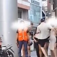 Ein Streit zwischen einer 19-jährigen Thailänderin und einem 30-jährigen usbekischen Touristen eskalierte in den frühen Morgenstunden des 30. Mai 2026 am Eingang der Walking Street in Pattaya zu einer körperlichen Auseinandersetzung, was ein Eingreifen der Polizei erforderlich machte und neue Besorgnis über wiederholte Störungen im wichtigsten Ausgehviertel der Stadt auslöste.