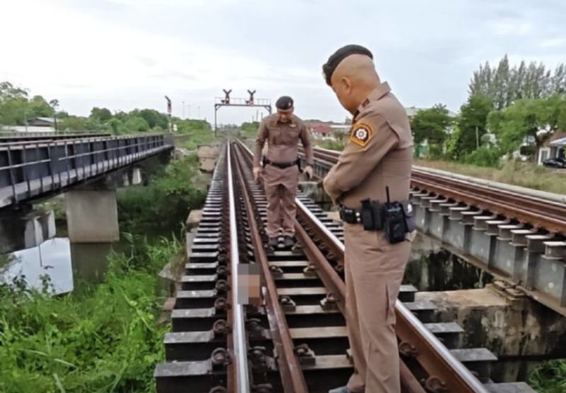 Polizei und Rettungskräfte suchen nach den Überresten einer Person, die am 5. Juni auf einer Eisenbahnbrücke über den Khlong Chiang Rak im Bezirk Khlong Luang, Pathum Thani, von einem Zug erfasst und getötet wurde.